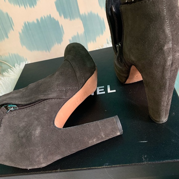 CHANEL Chain-Trim Ankle Boots DarkGray Suede size5 - Picture 2 of 4